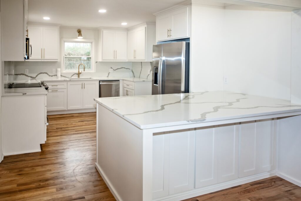 Light,And,Bright,Newly,Remodeled,White,Kitchen,With,Quartz,Countertops,