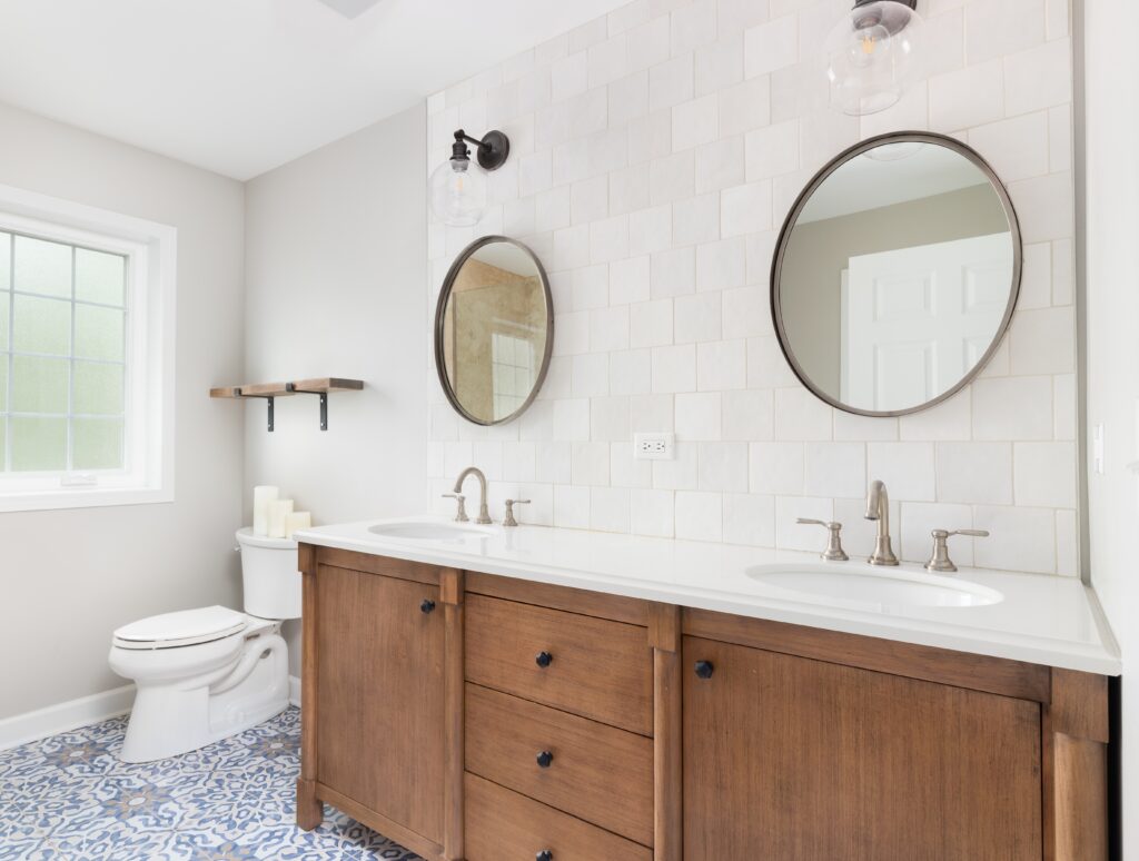 A,Cozy,Bathroom,With,A,Patterned,Tile,Floor,,Natural,Wood